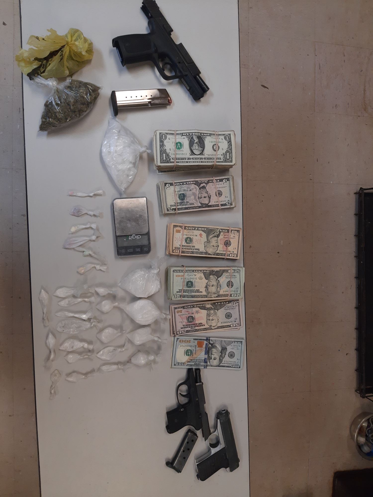 Drugs, weapons photo feb. 2022